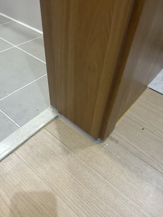 화장실문교체 화장실 문틀 몰딩 교체 작업 후 실제 사진