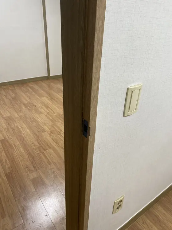부서진 문틀 복원 작업 후 실제 사진