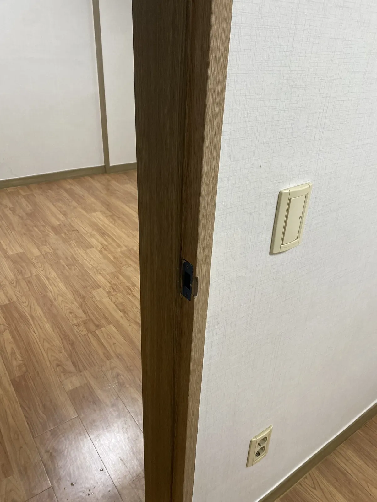 부서진 문틀 복원 작업 후 실제 사진