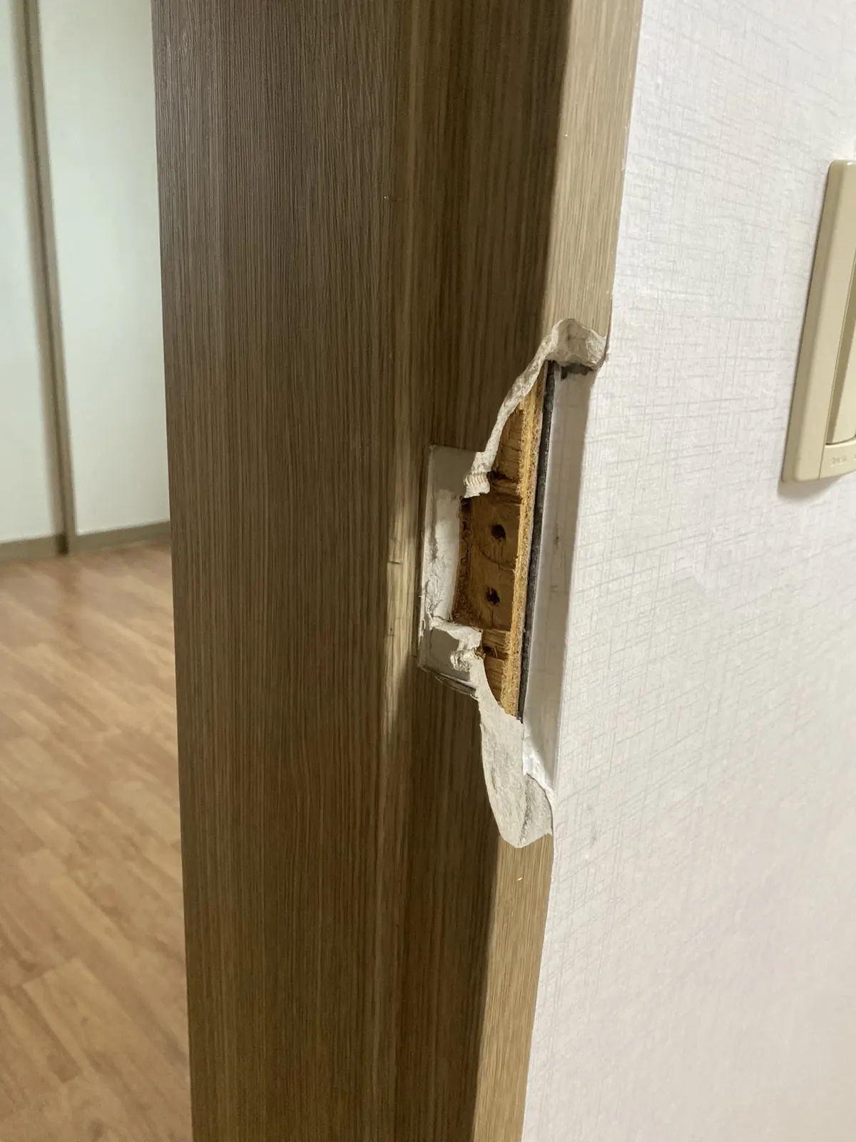 부서진 문틀 복원 작업 전 실제 사진