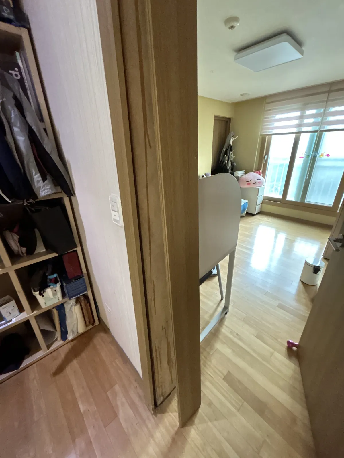 산본 삼성래미안 문틀 몰딩 수리 작업 전 실제 사진