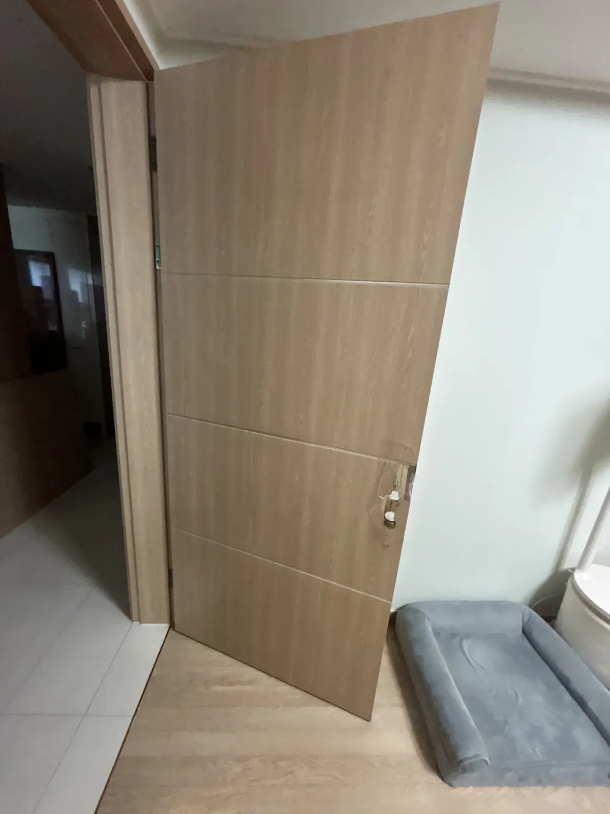 문교체 부서진 방문 교체 작업 전 실제 사진